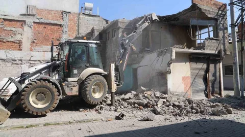 Mersin'de Metruk Binalar Yıkılıyor