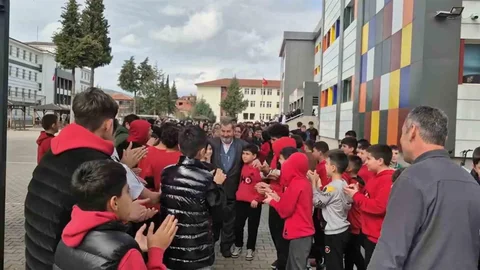 Burdur'da Emekli Öğretmene Duygusal Veda