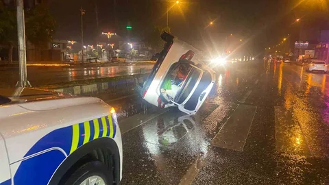Antalya'da Yan Yatan Otomobil Kazası