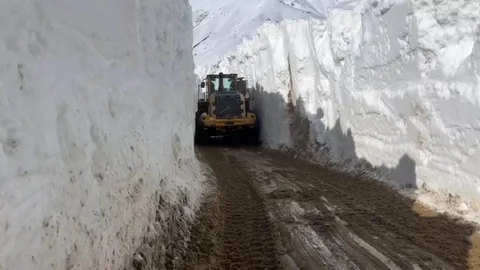 Yüksekova'da Kar Tünelleri Oluştu