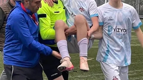 Kocaeli'de Sakatlanan Futbolcuya Hakem Yardım Etti