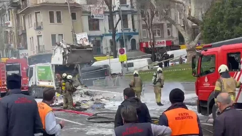 Fatih’te Çöp Kamyonunda Yangın Çıktı