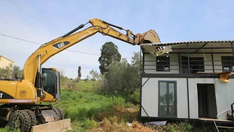 Gölyazı'da Kaçak Yapılara Yıkım Uygulandı