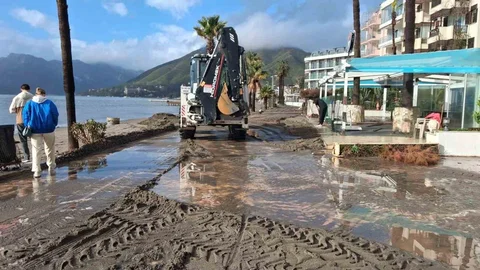 Marmaris’te Fırtına ve Sağanak Yağış Etkili Oldu