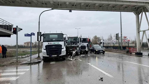 Çubuk'ta Beton Mikserleri Çarpıştı