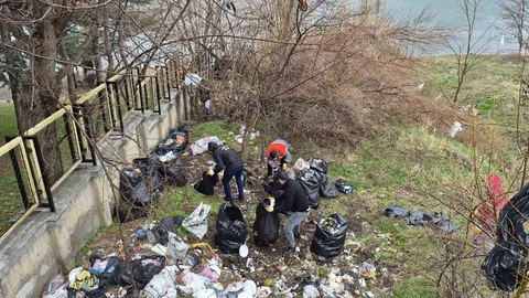Hazar Gölü'nde 10 Ton Çöp Temizlendi