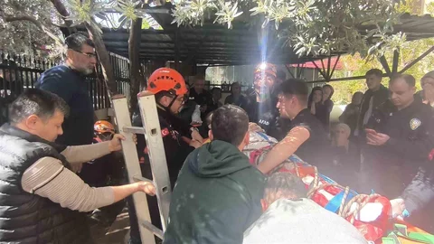 Antalya'da Foseptik Çukuruna Düşen Çocuk Kurtarıldı