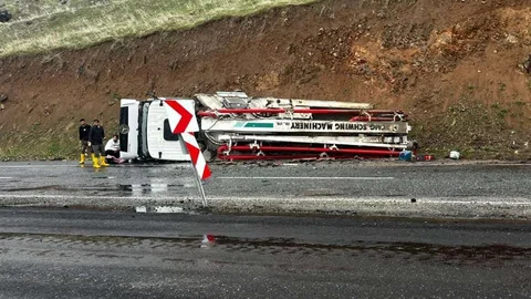 Elazığ'da Beton Pompası Yan Yattı
