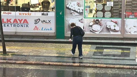 Düzce'de Ani Sağanak Yağış Etkili Oldu