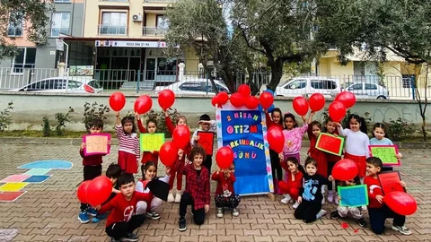 Kırmızı Kıyafetle Otizme Dikkat Çektiler