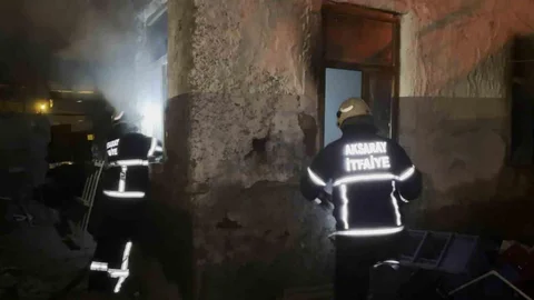 Aksaray'da Metruk Evde Yangın Çıktı