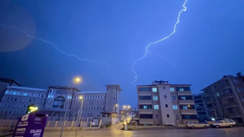 Karabük'te Sağanak Yağış ve Şimşekler