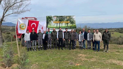 Sarıgöl'de Öğrenciler Fidan Dikti