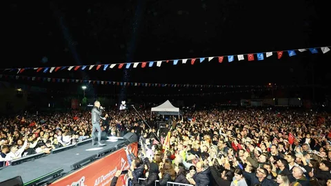 Adana'da Haluk Levent Coşkusu Yağmur Altında