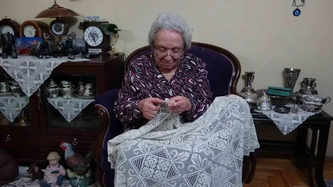 Kütahya'da Emekli Öğretmenin Örgü Azmi