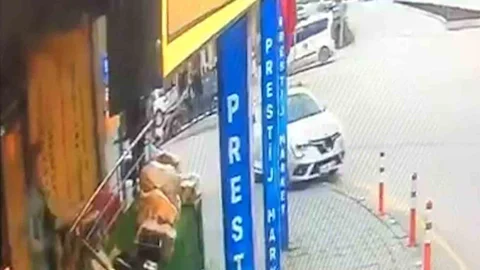 Bolu'da Aydınlatma Direğine Çarpan Araç