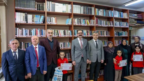 Kastamonu'da Öğrenciler Kitap Okuma Başarılarıyla Ödüllendirildi