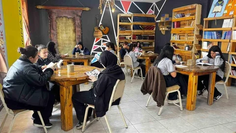 Atık Malzemelerle Kurulan Kütüphane Açıldı