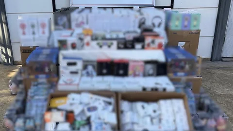Antalya’da Kaçak Elektronik Eşya Ele Geçirildi