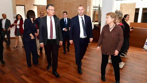 İzmir'de Umuda Yolculuk Sergisi Açıldı