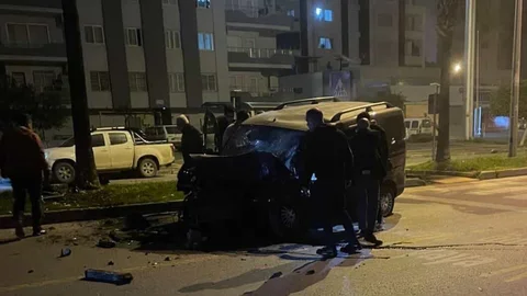 Okan Merzeci Bulvarı’nda Gece Yarısı Kazası: Kontrolden Çıkan Araç Refüje Çarptı!