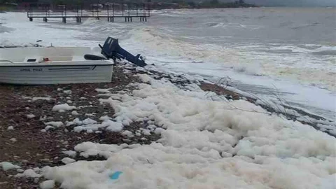 Ayvacık'ta Deniz Köpüğü Oluştu