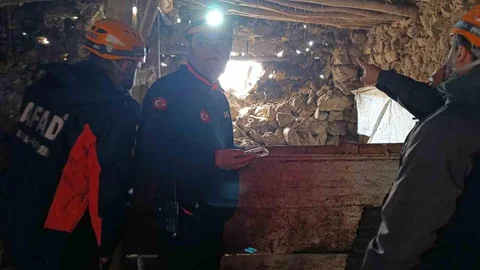 Van'da Ahır Çöktü