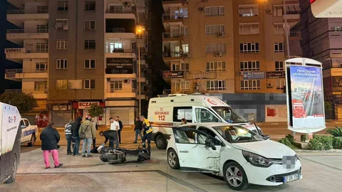 Muratpaşa'da Otomobil ve Motosiklet Çarpıştı