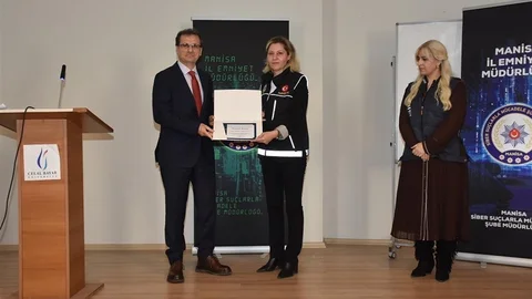 Salihli'de Siber Suçlar Eğitimi Verildi