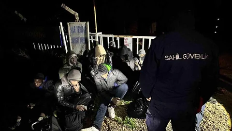 İzmir'de 27 Düzensiz Göçmen Yakalandı