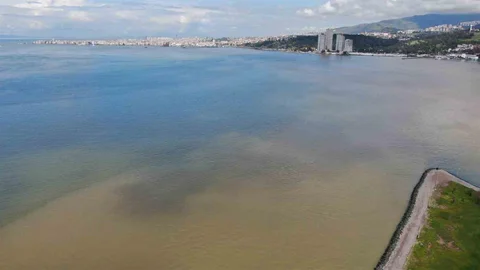 İzmir Körfezi'nde Yağmur Sonrası Renk Değişikliği