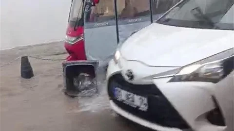 İzmir'de Sağanak Yağış Hayatı Olumsuz Etkiledi