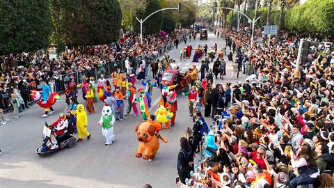 Adana'da Renkli Karnaval Korteji