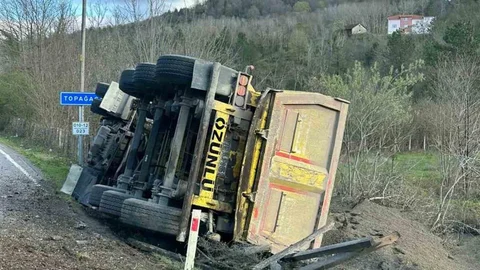 Sinop'ta Kamyon Devrildi, Sürücü Yaralandı