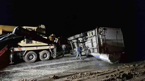 Kayan Tır Devrildi, Ulaşım 5 Saat Kapalı Kaldı