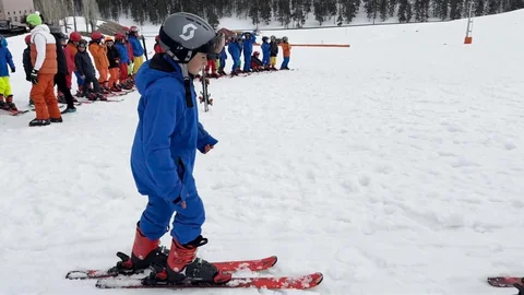 Kars'ta Çocuklar Kayak Öğreniyor