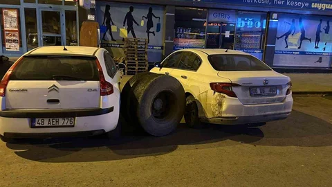 Kars'ta Kamyon Tekerleği Koptu