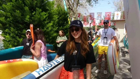 Adana'da Su Korteji Renkli Anlar Yaratıyor