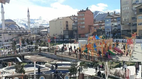 Hakkari'de Güneşli Günler Parkı Canlandırdı