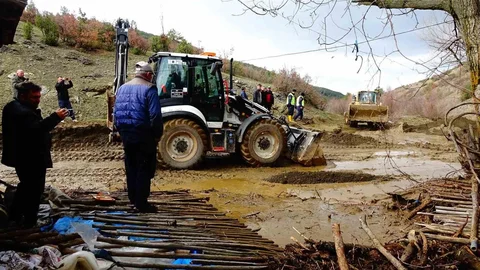 Tavşanlı'da Gölet Taştı, Ev ve Ahır Sular Altında Kaldı