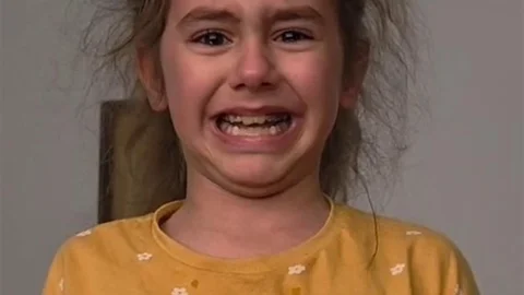 Düzce'de Küçük Kız İstiklal Marşı'nı Okurken Ağladı