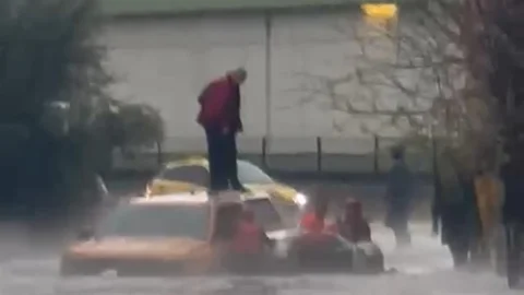 Adana'da Mahsur Kalan Araç Kurtarıldı