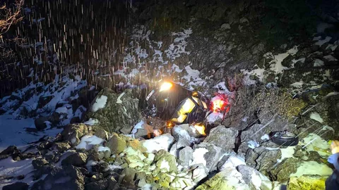 Antalya'da Otomobil Şarampole Yuvarlandı