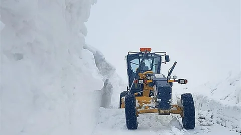 Erzurum'da Kayak Keyfi ve Karla Mücadele