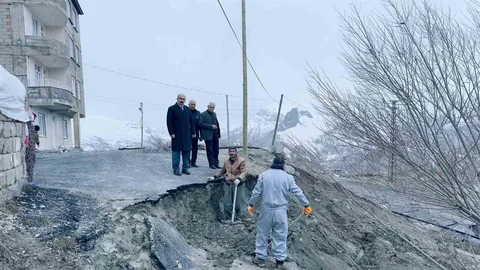 Hakkari'de Kar ve Yağmur Hasar Verdi