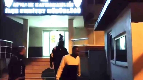 Ayvalık'ta Sağanak Yağmurda Göçmen Operasyonu