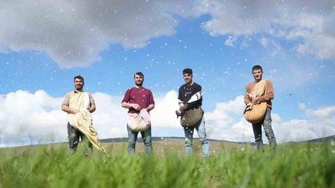 Muş'ta Çiftçiler İmece Usulüyle Gübre Serpti