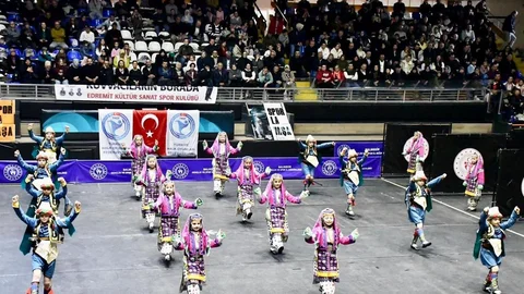 Balıkesir'de Halk Oyunları Yarışması Yapıldı