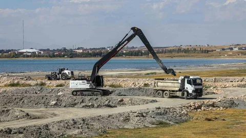 Van Gölü’nde Çamur Temizliği Devam Ediyor