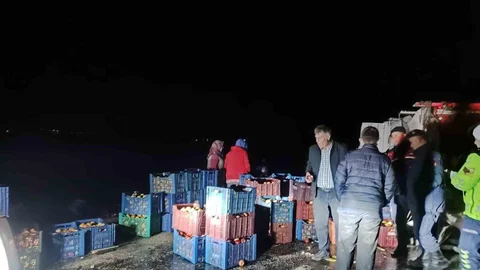 Afyonkarahisar'da Elma Yüklü Kamyon Devrildi